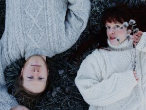 BLACK LILYS – Invisible Strings